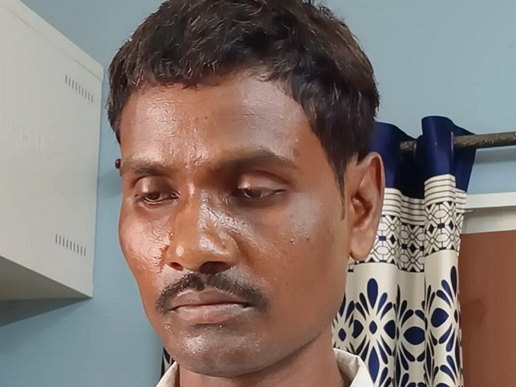 पुलिस गिरफ्त में आरोपी। - Dainik Bhaskar