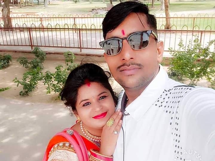 अपनी पत्नी के साथ ओमप्रकाश की फाइल फोटो। - Dainik Bhaskar