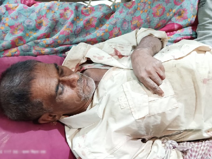 एंबुलेंस नही मिली तो चारपाई पर परिजनों ने पहुंचाया अस्पताल, हालत गंभीर | If  the ambulance was not found, the relatives took the hospital on the cot,  the condition was critical -