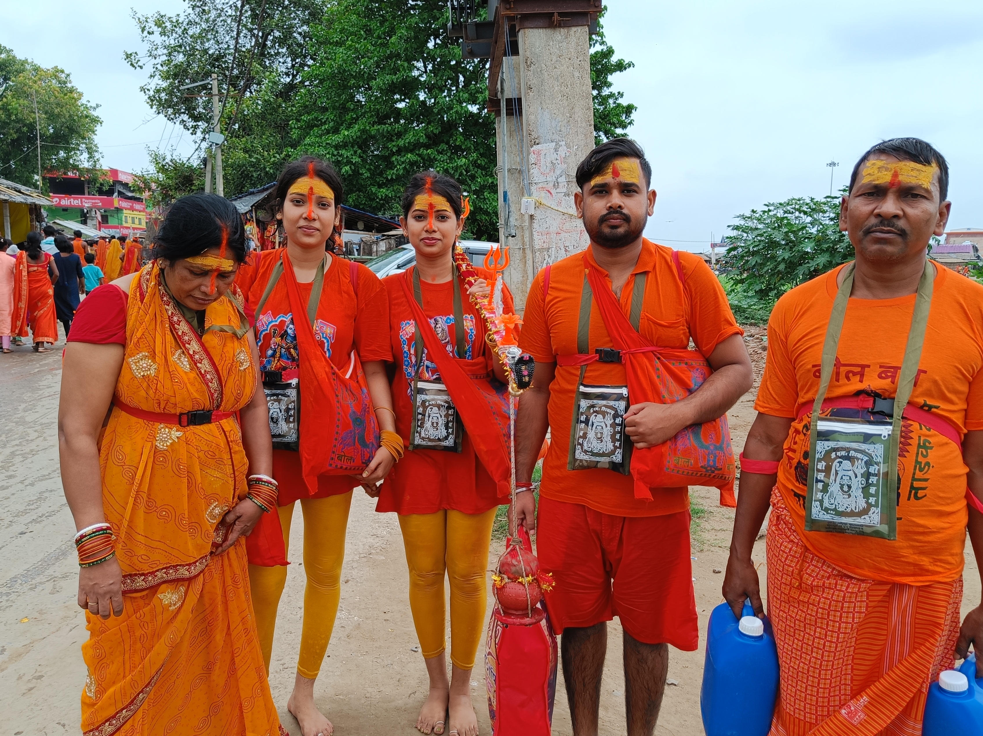 जल लेकर देवघर जाते लोग।