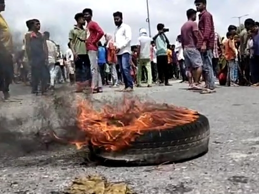 हत्या के विरोध में स्थानीय लोगों और परिजनों ने किया आगजनी, जमकर किया विरोध  प्रदर्शन | Local people and family arson in protest against the murder,  protested fiercely - Dainik Bhaskar