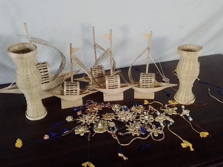 'नेशनल बम्बू मिशन' के तहत स्वयंसेवी समूह की महिलाएं बना रहीं Bamboo