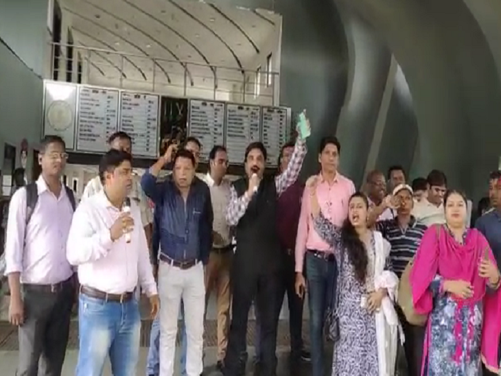 मंत्रालय के बाहर नारेबाजी करते कर्मचारी नेता।