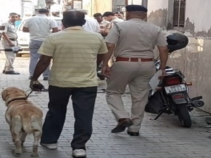 मौके पर पहुंची डॉग स्क्वायड टीम।