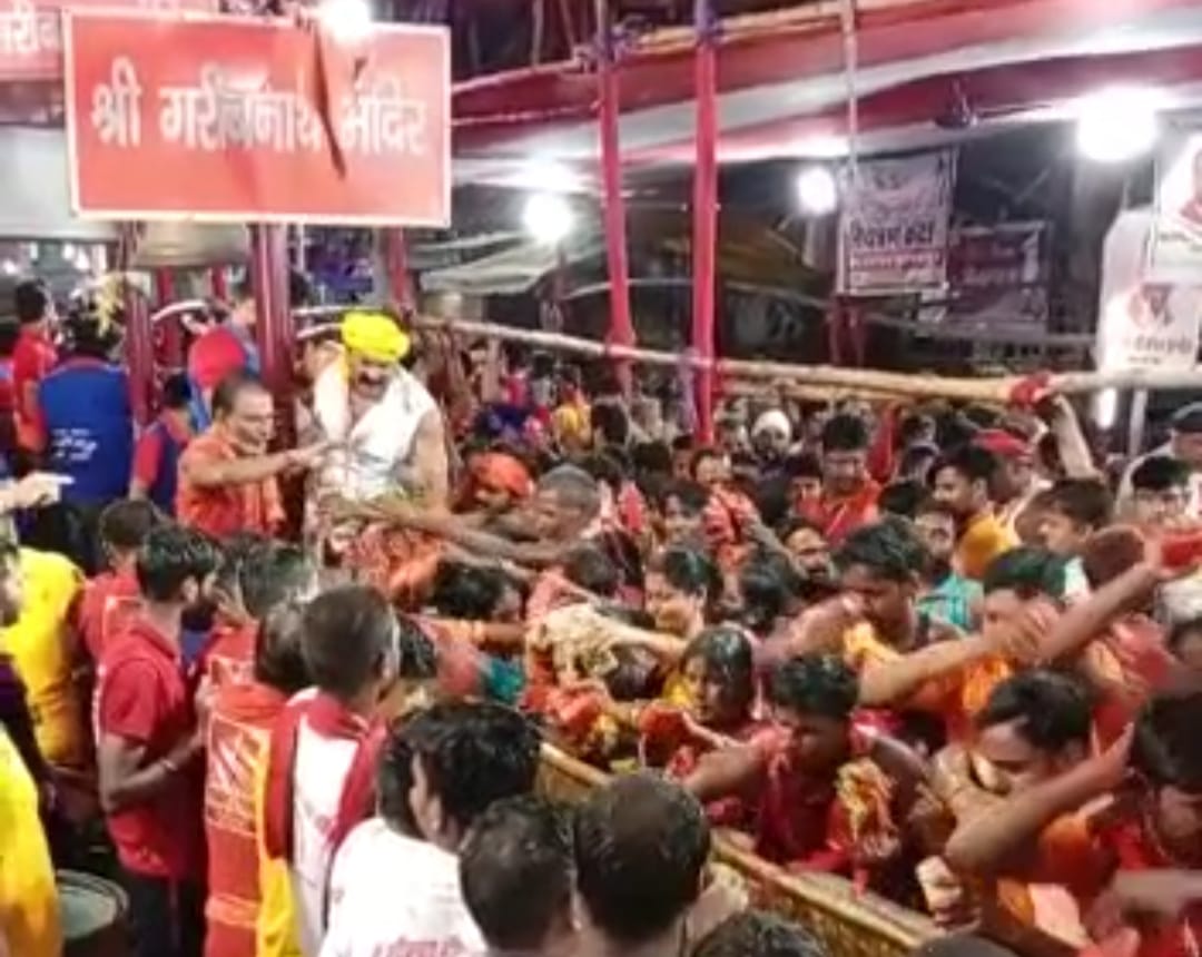 मंदिर में लगी भीड़।