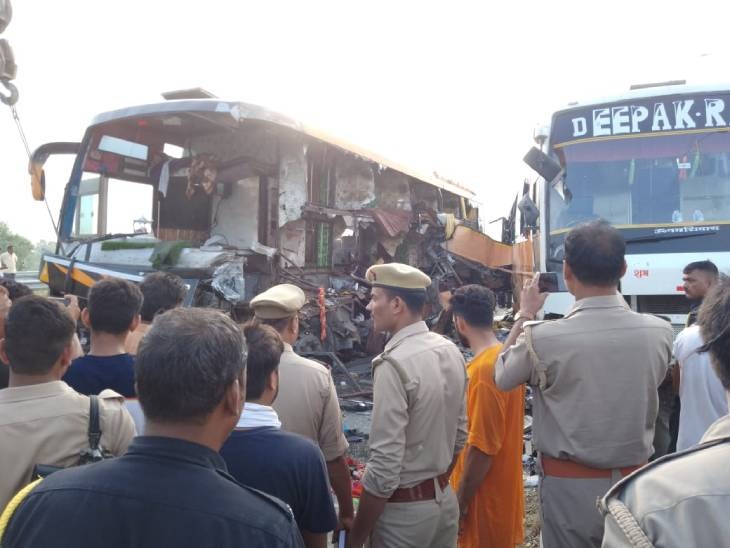 हादसा इतना भीषण था कि आधी डबल डेकर बस क्षतिग्रस्त हो गई।