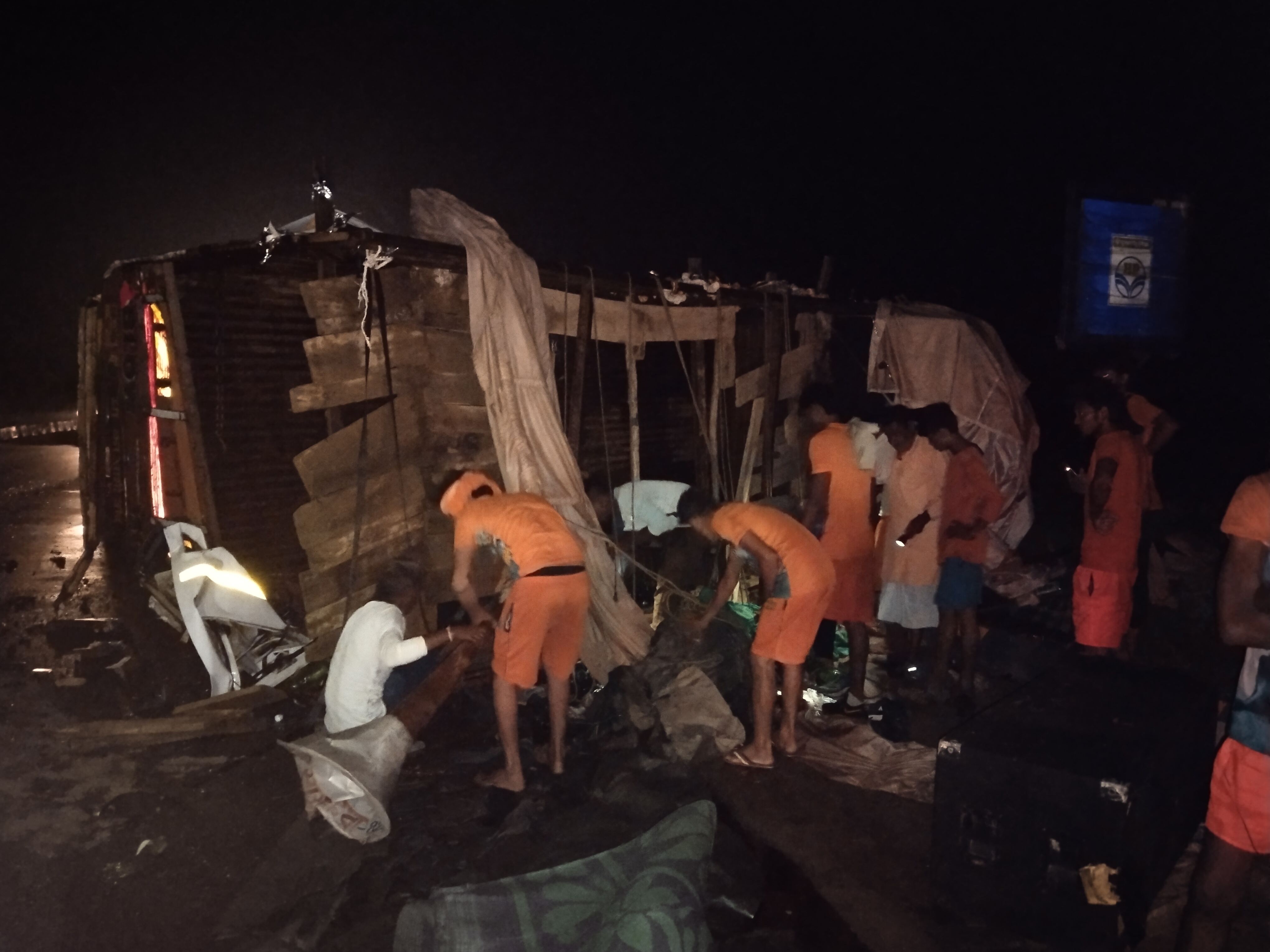 कांवडियों से भरा कैंटर टक्कर के बाद पलट गया।