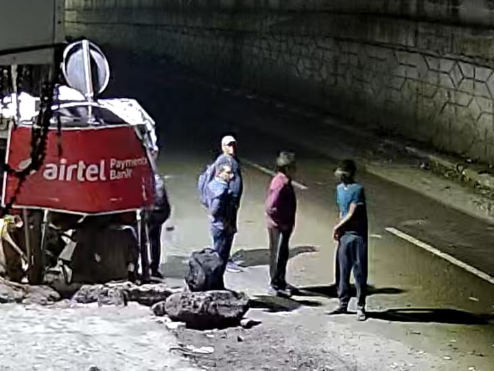 देखें पलभर में शटरकटवा गिरोह ने दुकान से उड़ाए मोबाइल, CCTV कैमरे में वारदात  कैद | See, in a moment, the Shutterkatwa gang blew up the mobile from the  shop, the incident