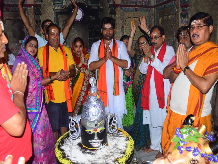 महादेव की पूजा अर्चना करते भक्त। - Dainik Bhaskar