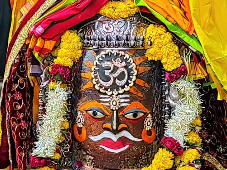 Lord Mahakal was done with sandalwood, hemp, dryfruit and on the head. |  चंदन, भांग, ड्राइफ्रूट और मस्तक पर ॐ से भगवान महाकाल का श्रृंगार - Dainik  Bhaskar