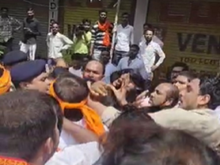 अफसरों से नोक-झोंक।