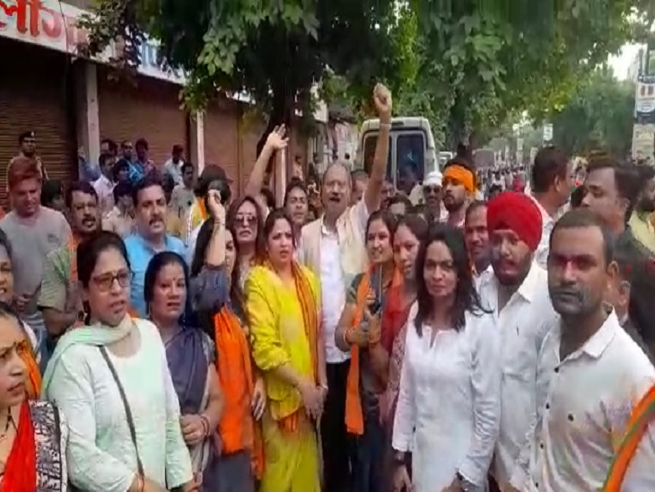 बृजमोहन ने की नारेबाजी।