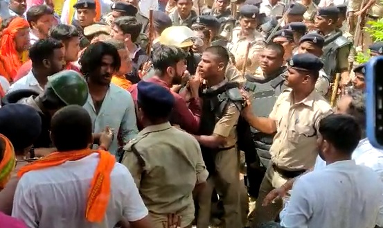 जवानों से झड़प।