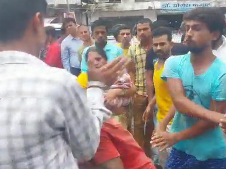 पिटाई के दौरान मौका देख भाग निकला युवक।