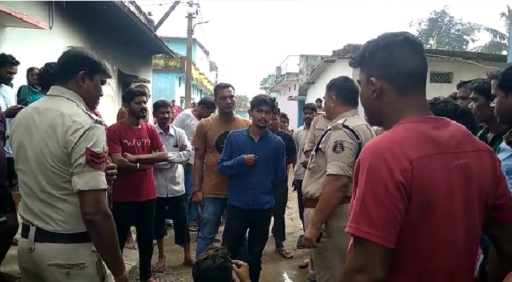 लोगों से पुलिस पूछताछ करती रही तो आरोपी वहीं मौजूद था। इसके बाद सुबह पुलिस उसे लेकर घटना स्थल पर पहुंची।