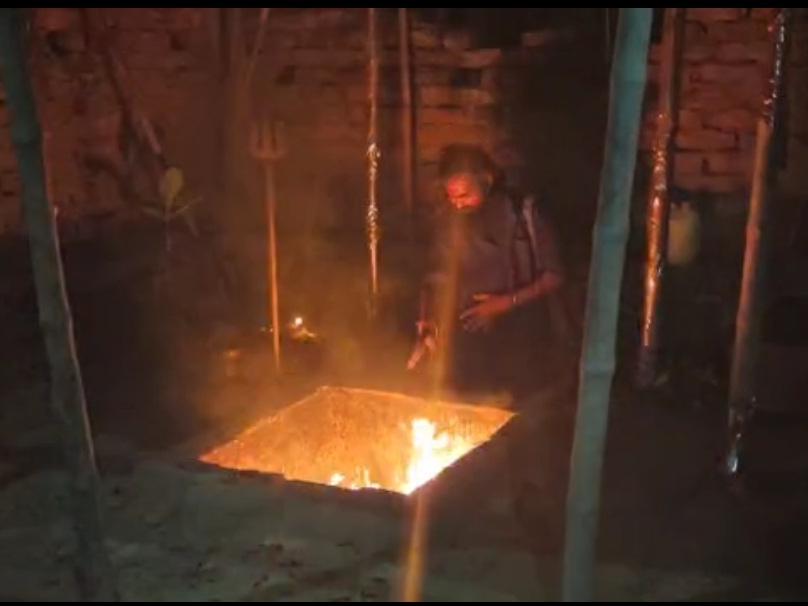 हवन करते बेलपतिया बाबा।