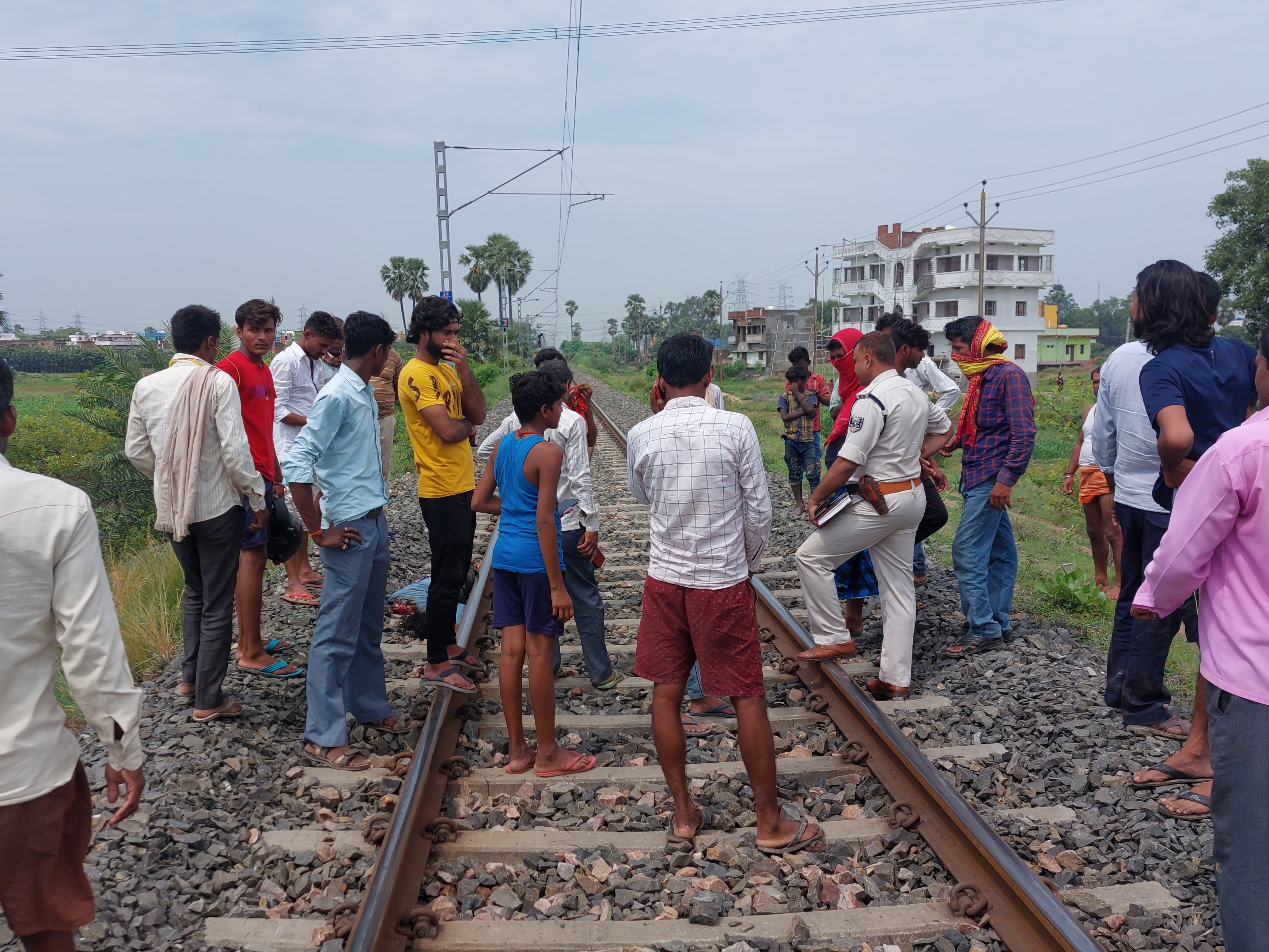 रेलवे ट्रैक पर जुटी भीड़।