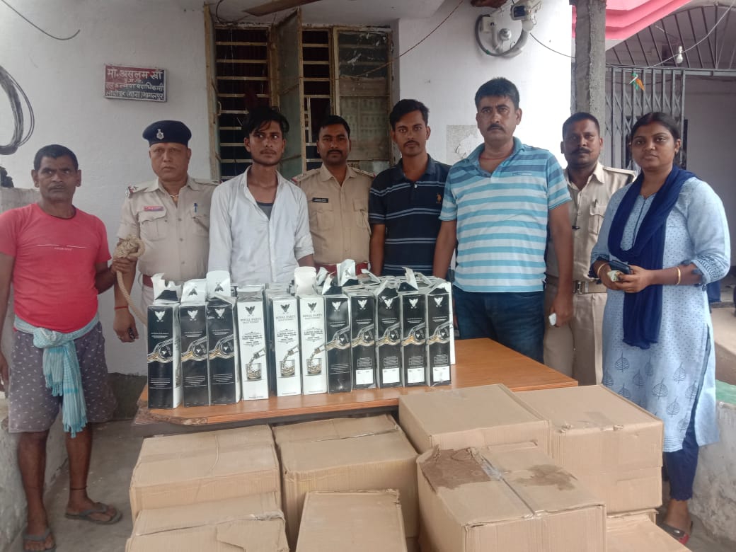 20 अलग-अलग बैंकों के 78 एटीएम कार्ड बरामद, एक आईफोन सहित 17 एंड्रॉयड फोन भी जब्त | 4 cyber criminals arrested in bettiah; bihar bhaskar latest news - Dainik Bhaskar