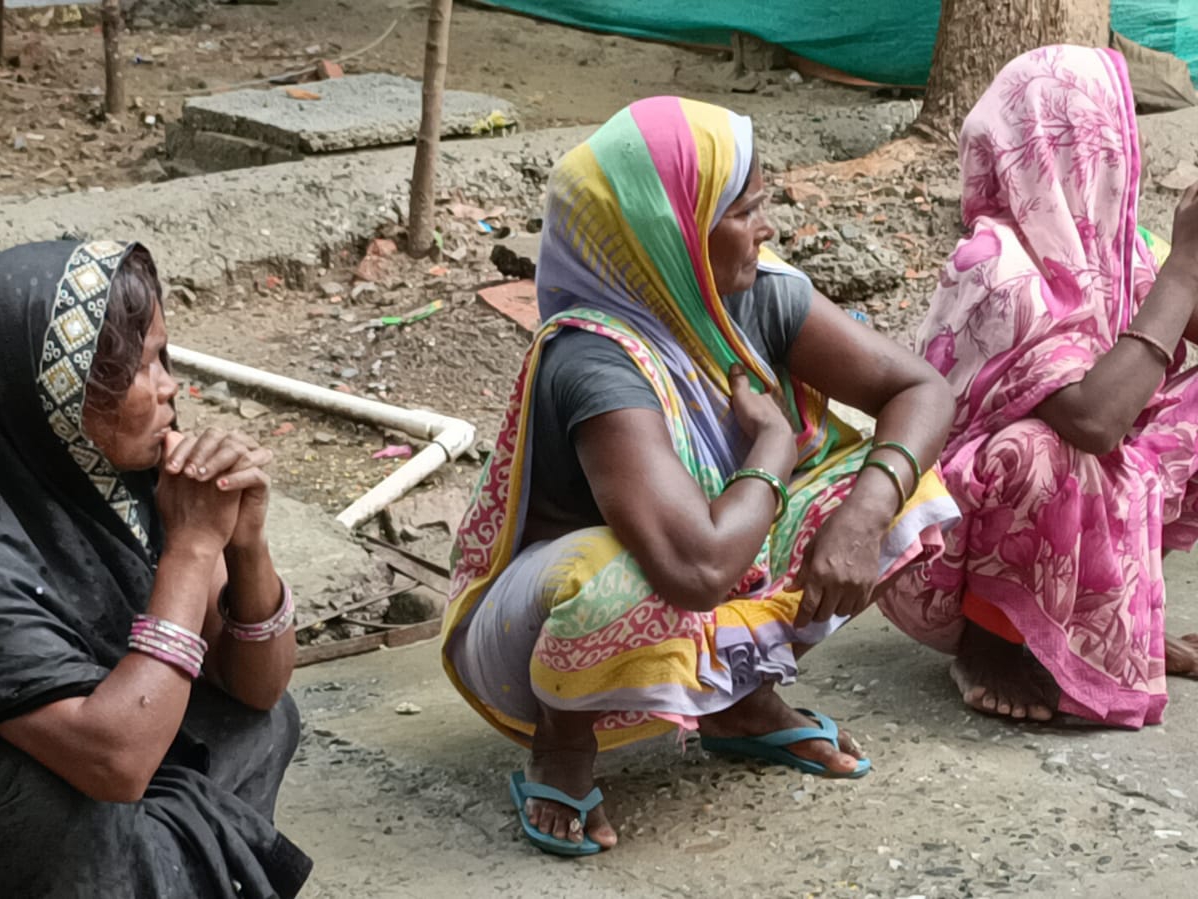 घटना के बाद रोते-बिलखते परिजन।