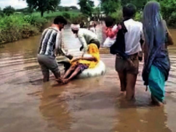 The people of Jharbaroda village of Sheopur had to take the help of tubes to take the patients to the doctor.