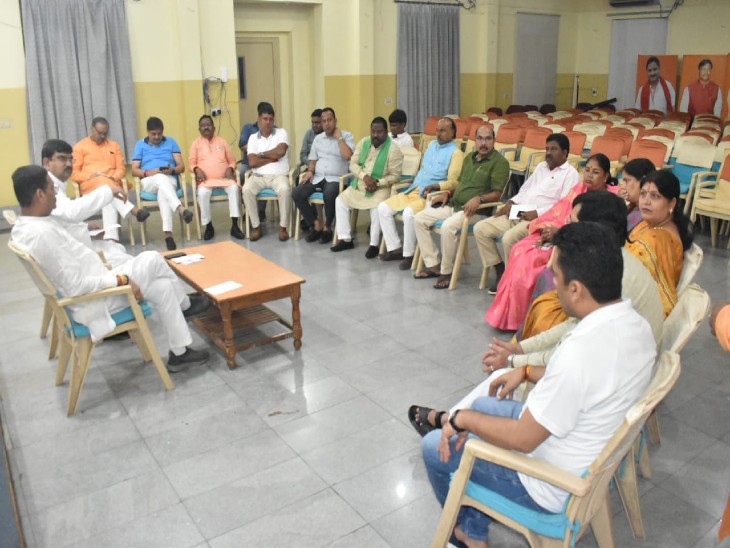 झारखण्ड  विधानसभा के मानसून सत्र को लेकर बैठक करते बीजेपी विधायक - Dainik Bhaskar