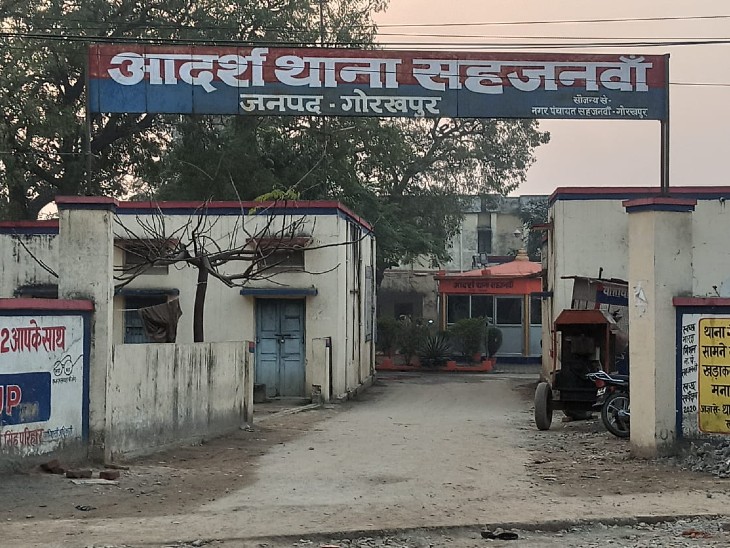 यह फोटो सहजनवां थाने की है। इसी थाने में तैनात दरोगा राम प्रवेश सिंह ने थानेदार को 5 थप्पड़ मारे है।