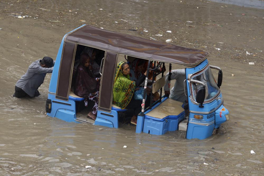 पाकिस्तान की सड़कें पानी में लबालब भरी हुई हैं। हालात इस बिगड़ चुके हैं कि लोगों को जरूरत का सामान लेने के लिए भी कमर तक पानी से गुजरना पड़ रहा है।