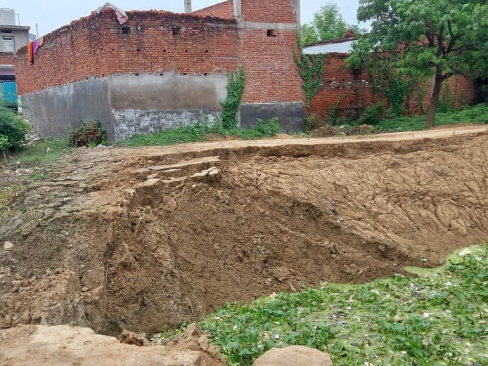बंधे की 15 फीट तक भसका दी गई मिट्टी।