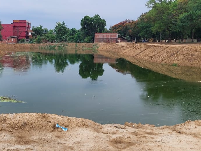 पोखरे के चारों तरफ बनवाया जा रहा बंधा।