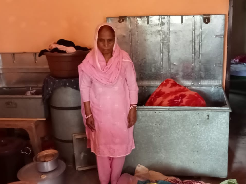 UPKG News चोरी के बाद खुला बक्सा दिखातीं पीड़िता।