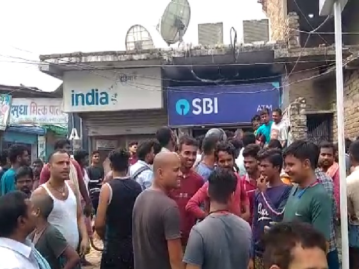 भीड़ ने पीटने के बाद आरोपी को पुलिस के हवाले कर दिया।
