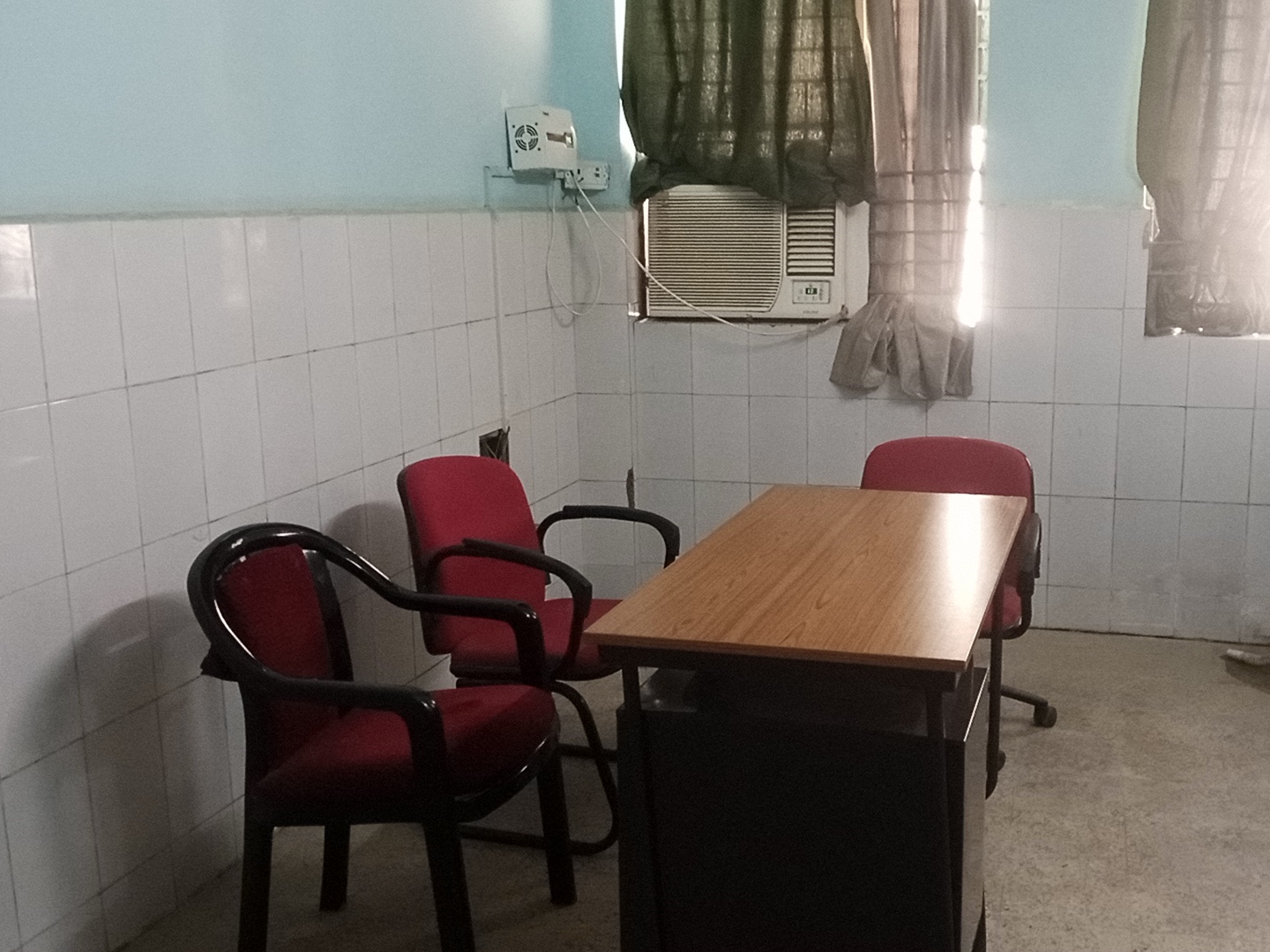 समय पर नहीं पहुंच रहे चिकित्सक, 2 घंटे भी नहीं चलती ओपीडी | Doctors are not  reaching on time, OPD does not run even for 2 hours - Dainik Bhaskar