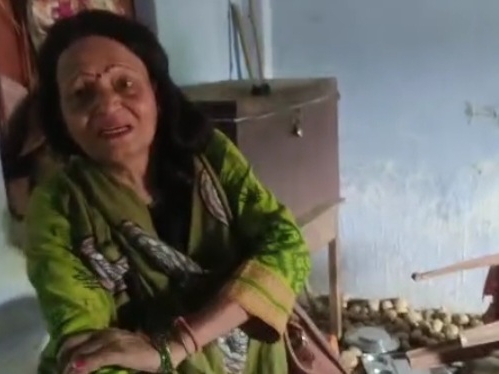 रोकर घटनाक्रम बतातीं प्रिंसिपल।