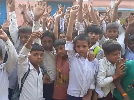 विरोध जताते छात्र।