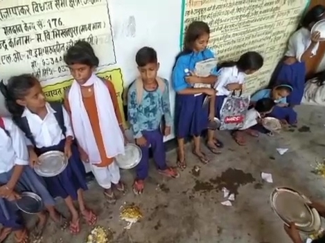 गंदगी के बीच भोजन करते बच्चे।