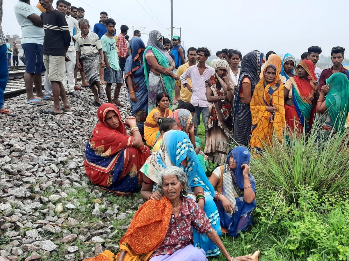 मौके पर पहुंचे परिजन, शव को देखकर रो-रोकर बुरा हाल।