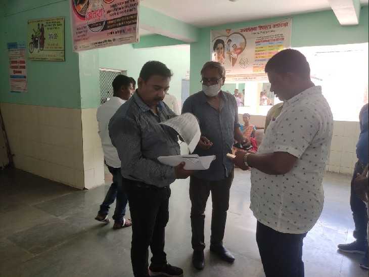 सामुदायिक स्वास्थ्य केंद्र में जांच करने स्वास्थ्यकर्मी। - Dainik Bhaskar