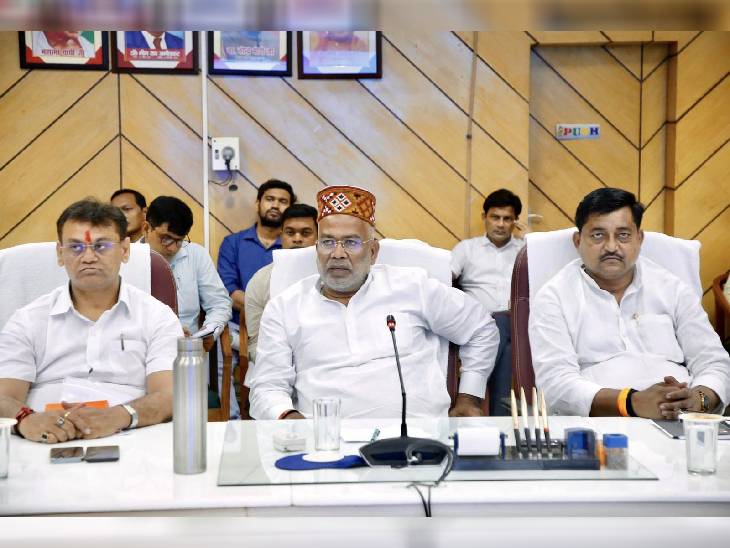 ये तस्वीर 27 जुलाई की है। जल शक्ति मंत्रालय के तीनों मंत्री विभागीय बैठक में है। स्वतंत्र देव सिंह बीच में है, जबकि दाएं तरफ दिनेश खटीक और बाएं तरफ रामकेश निषाद हैं।