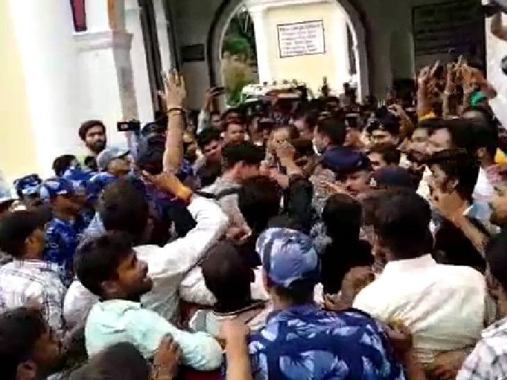 पटना कॉलेज कैंपस में जेपी नड्‌डा का विरोध करते छात्र।