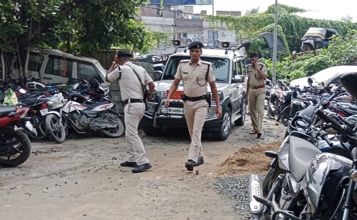 छानबीन करती टीम।