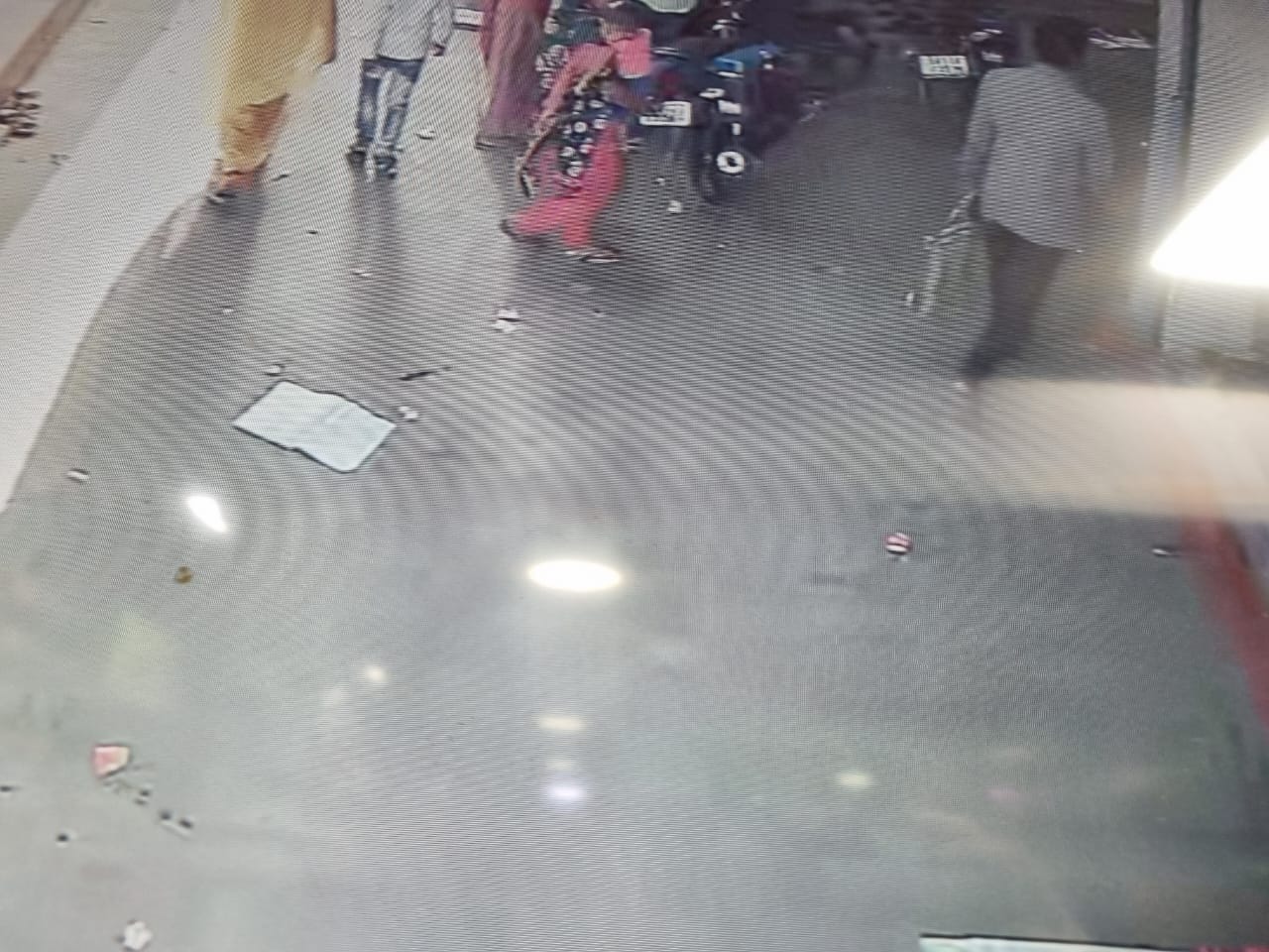 CCTV में सारी घटना कैद हो गई।