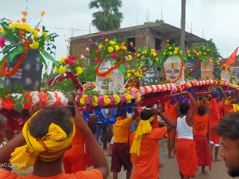 70 फीट के कांवर को ले जाते श्रद्धालु।