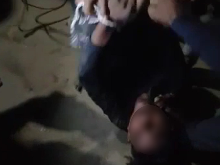 जमीन पर लेटा कर लोगों ने की पिटाई।