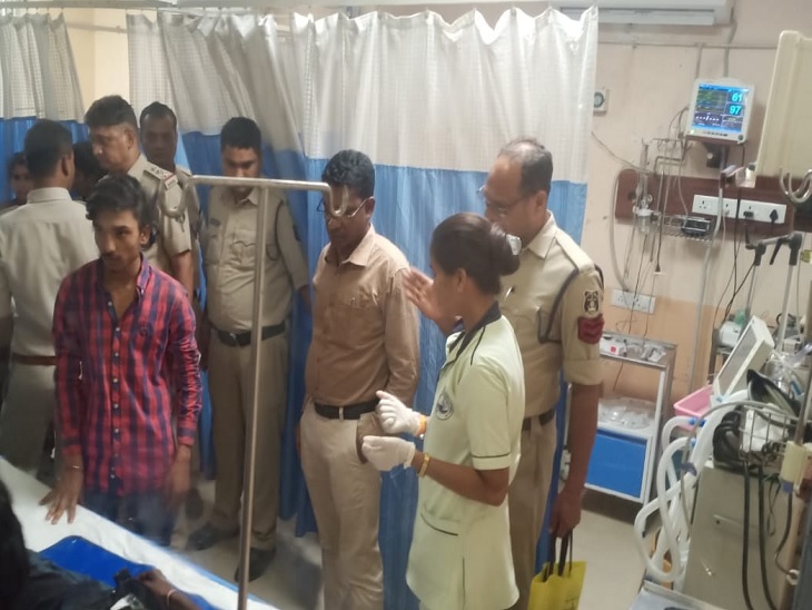 प्रत्यक्षदर्शी नाबालिग से पूछताछ के बाद पुलिस हमलावरों की तलाश कर रही है।