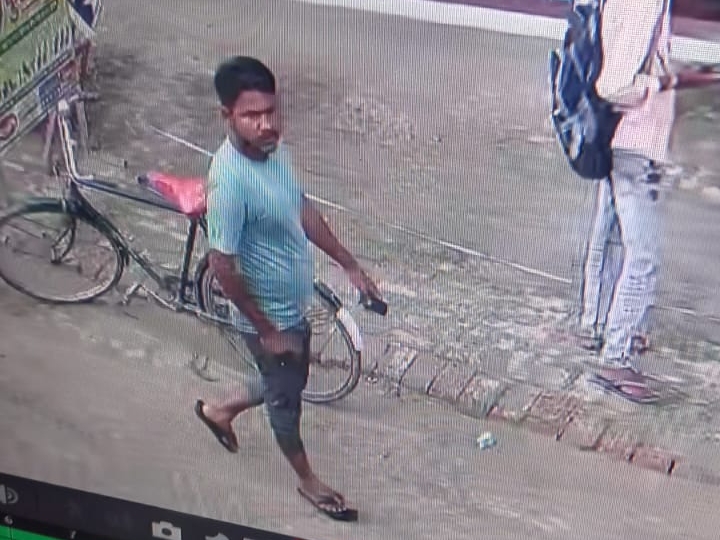 सीसीटीवी कैमरे में कैद चोर की फोटो।