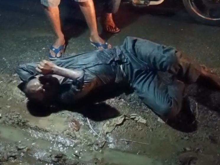 सड़क पर नशे में धुत्त पड़ा शराबी।