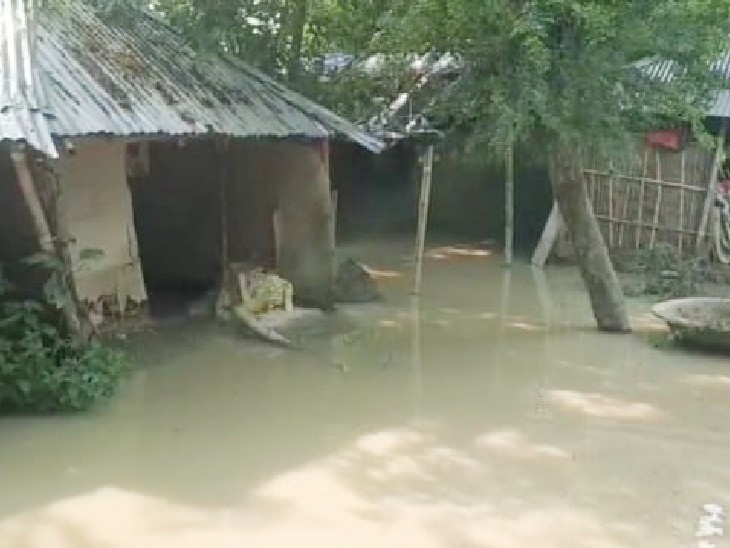 कई घर में घुसा बाढ़ का पानी। - Dainik Bhaskar