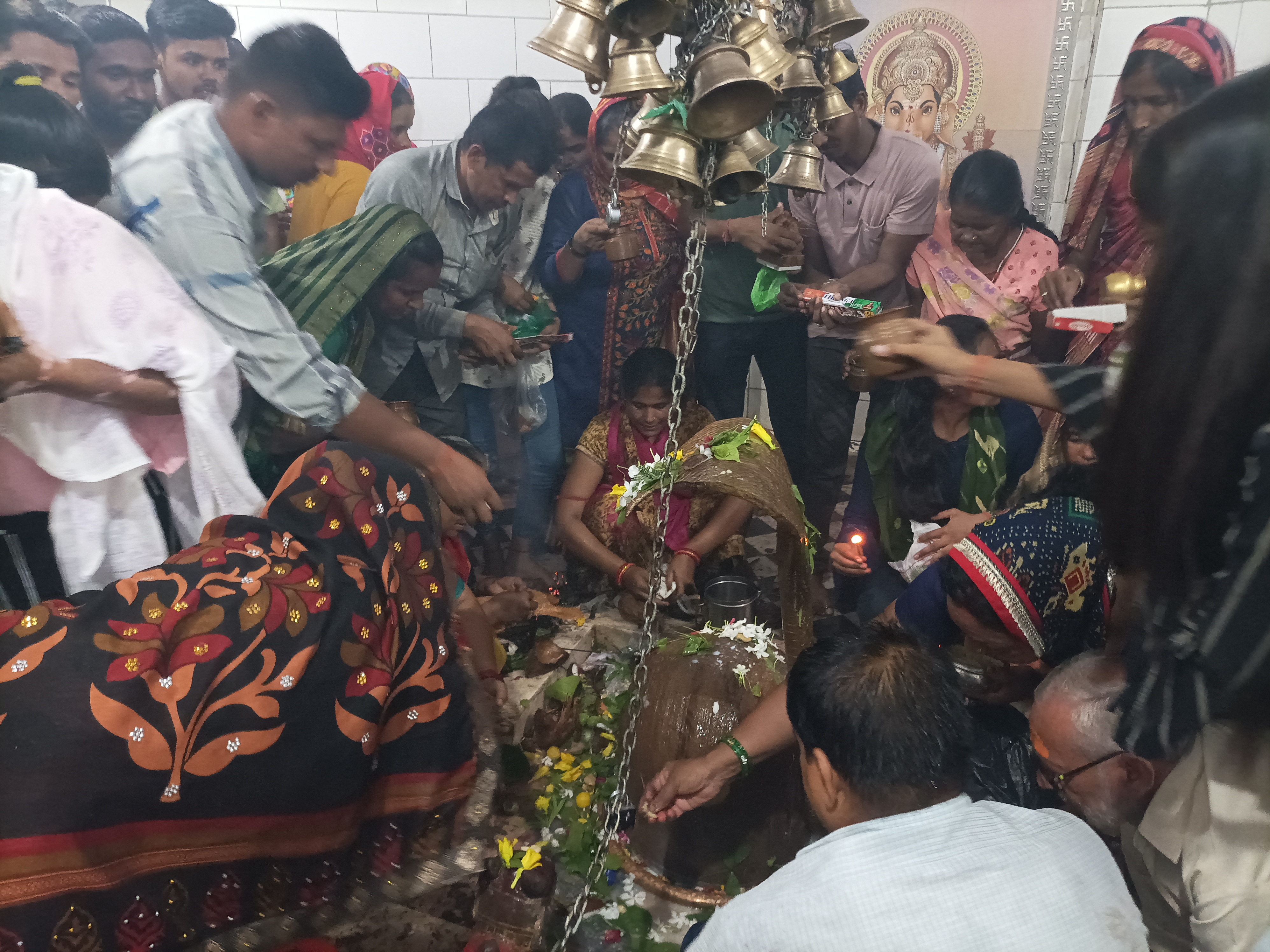 सावन के तीसरे सोमवार को मंदिर में जलाभिषेक करने के लिए उमड़ा श्रद्धालुओं का जनसैलाब