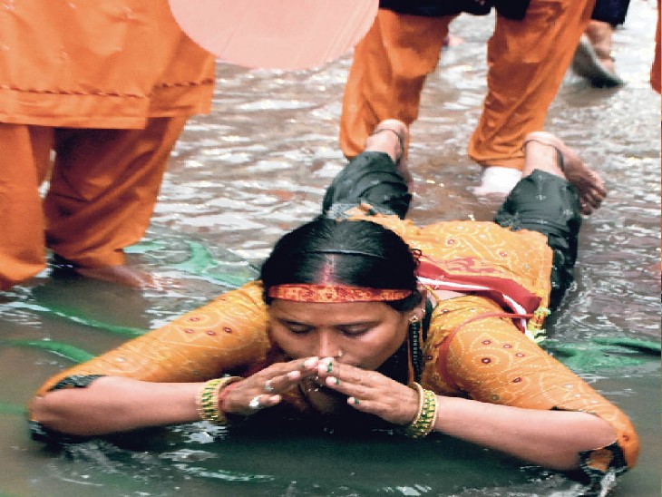 दंड प्रणाम करते बाबा काे जल अर्पित करने बाबा गरीबनाथ धाम जाती श्रद्धालु। - Dainik Bhaskar