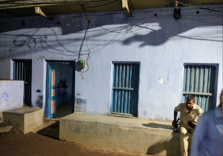 घर के बाहर की तस्वीर। - Dainik Bhaskar